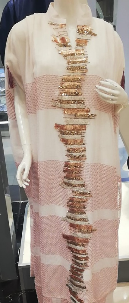 جلابية نسائية واسعة مزينة بتطريزات ملونة بتصميم أنيق