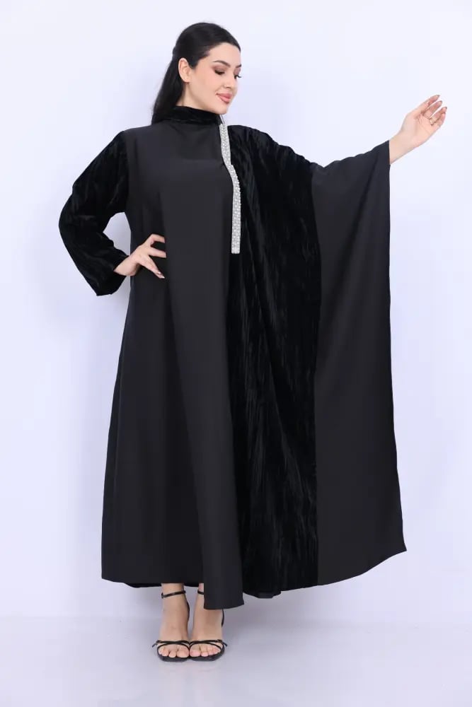 جلابية كريب أسود بكم جناح ومخمل مطرّز باللؤلؤ
