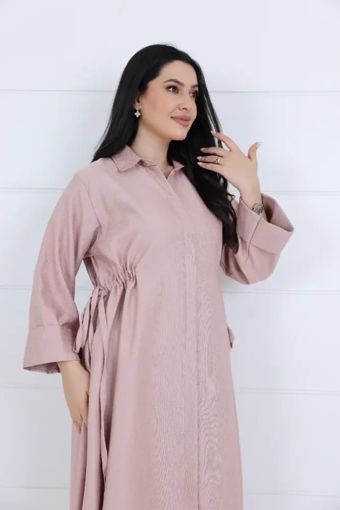 فستان جورسيه سادة خربزي ياقة كلاسك مزين بزم ربط على الخصر