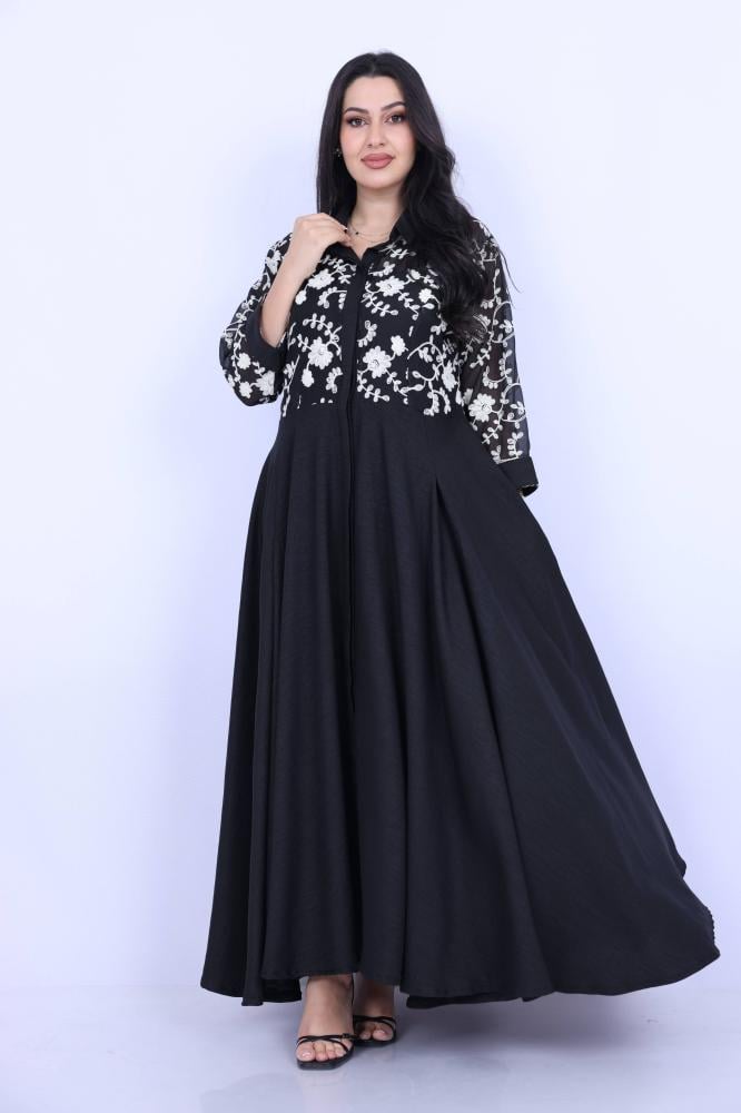 فستان ماكسي أسود يجمع بين الطراز الكلاسيكي واللمسات العصرية بتصميم جذاب و أنيق
