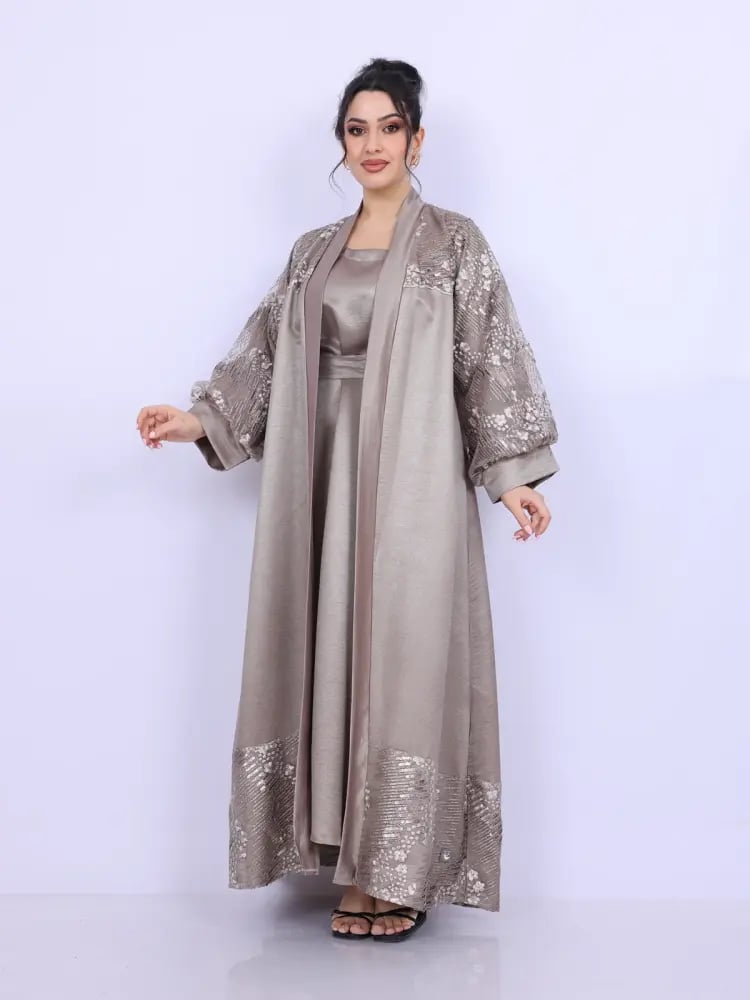 عباية سهرة مفتوحة ساتان بتطريز ورود على الأكمام والذيل – بيج | مع فستان داخلي