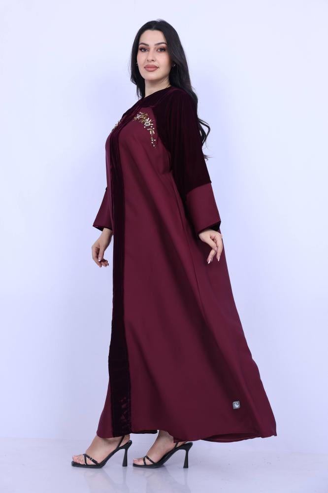 فستان مخمل مزين بتطريزات وشك يدوي على الاكتاف