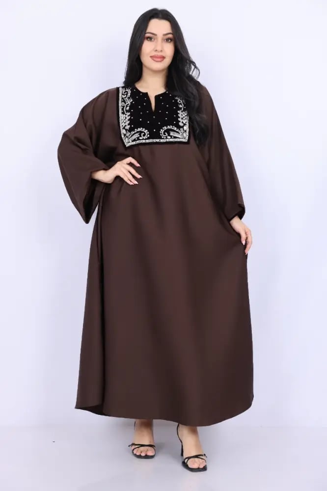 جلابية كريب بني بياقة مخمل مطرزة بالخرز واللؤلؤ الفاخر