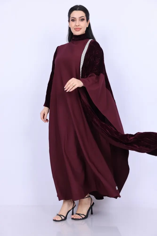 جلابية كريب عنابي بكم جناح ومخمل مطرّز باللؤلؤ