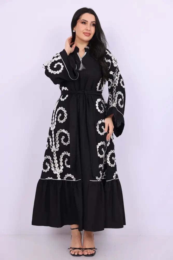 جلابية سهرة ملكية باللون الأسود الفاخر مع تطريز وشك كريستال ممتد