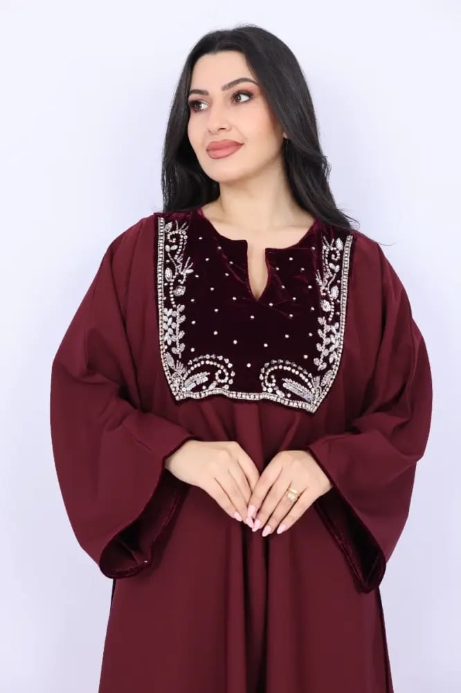 جلابية كريب عنابي بياقة مخمل مطرزة بالخرز واللؤلؤ الفاخر