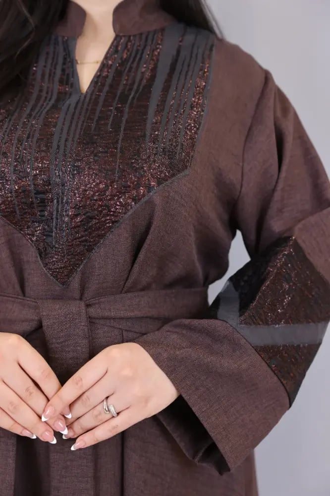 فستان لينن مزين بخامة جاكار لامع على الصدر والأكمام