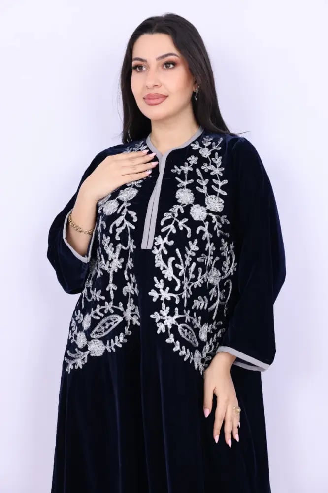 جلابية مخمل أسود ملكي بتطريز قصب ذهبي فاخر