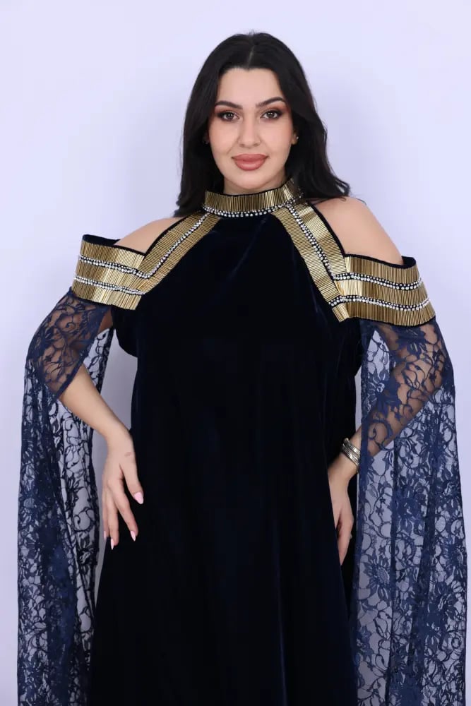 فستان مخمل أسود فاخر بكاب دانتيل مشجر وتطريز ذهبي