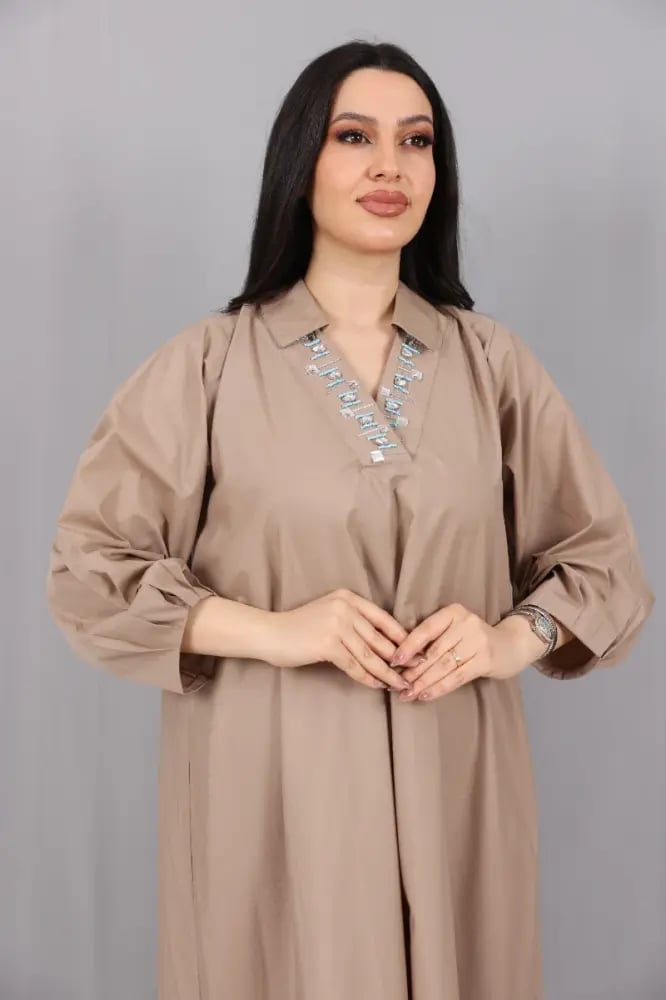فستان بوبلين مزين ياقة V مزينة بشك يدوي فاخر-بيج غامق