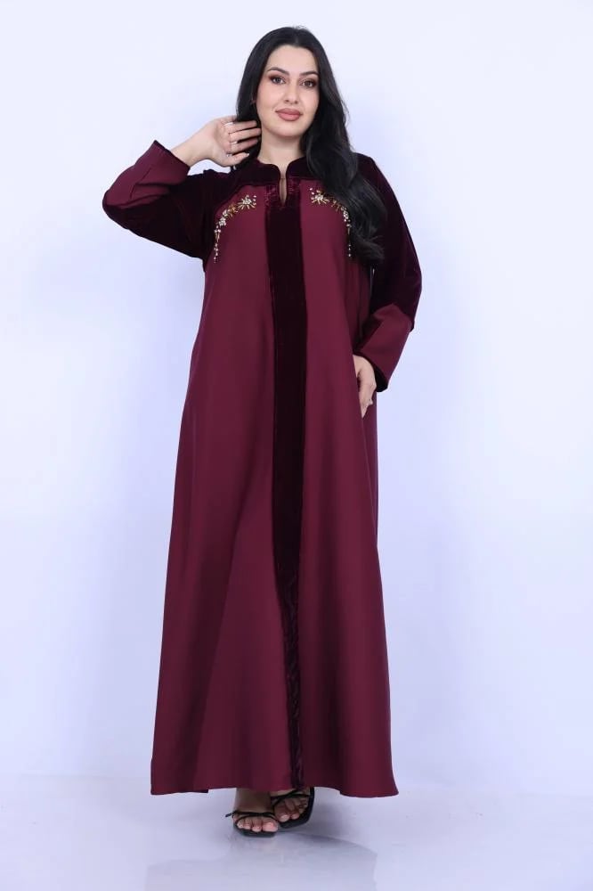 فستان مخمل مزين بتطريزات وشك يدوي على الاكتاف