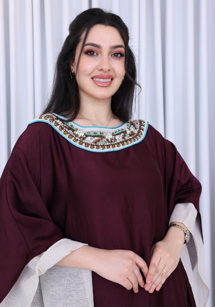 لقطة أمامية كاملة للفستان توضح أناقته الكلاسيكية