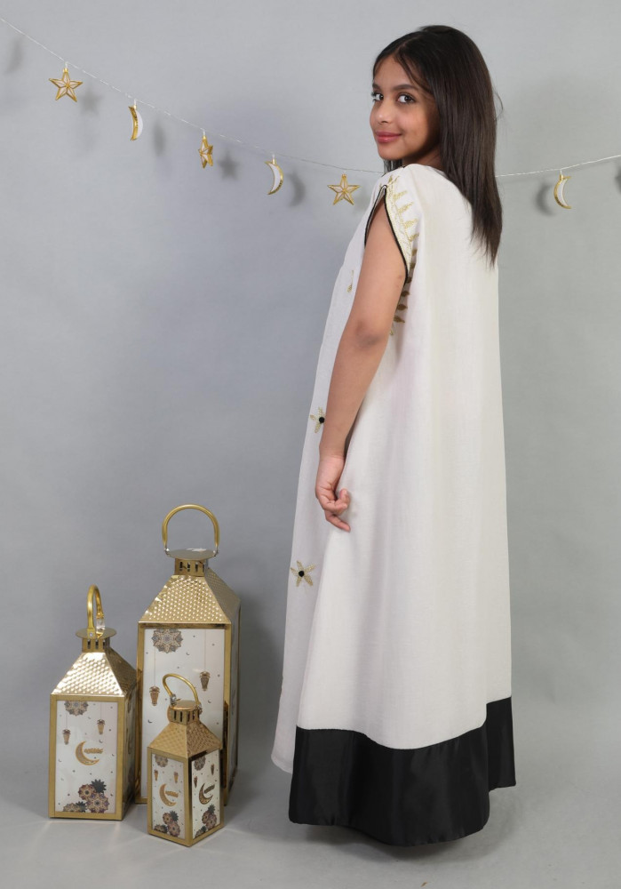 Girls' summer dress with cape sleeves and decorated collar