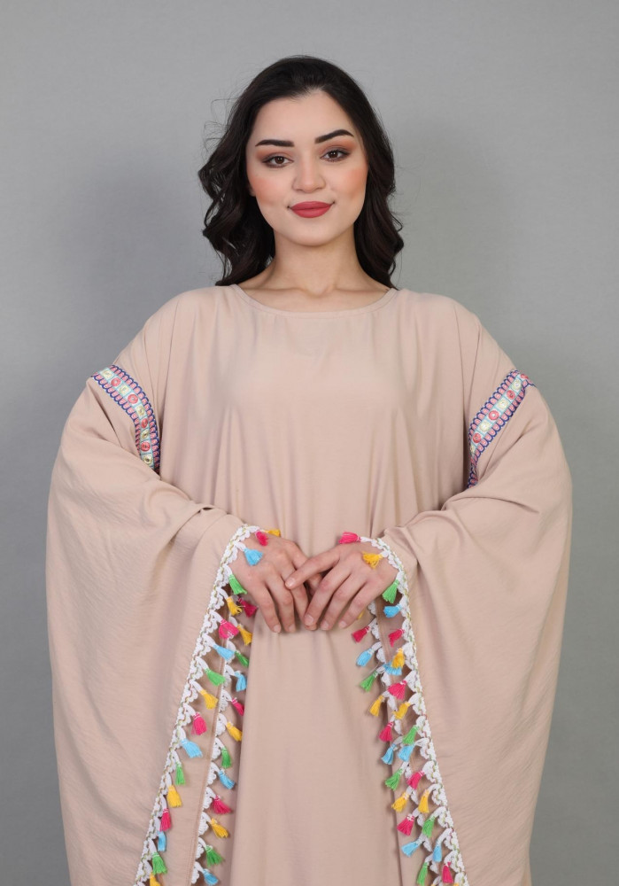 جلابية نسائية صيفي بأكمام واسعة مزينة بالشراشيب الملونة