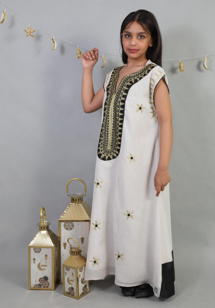 Girls' summer dress with cape sleeves and decorated collar