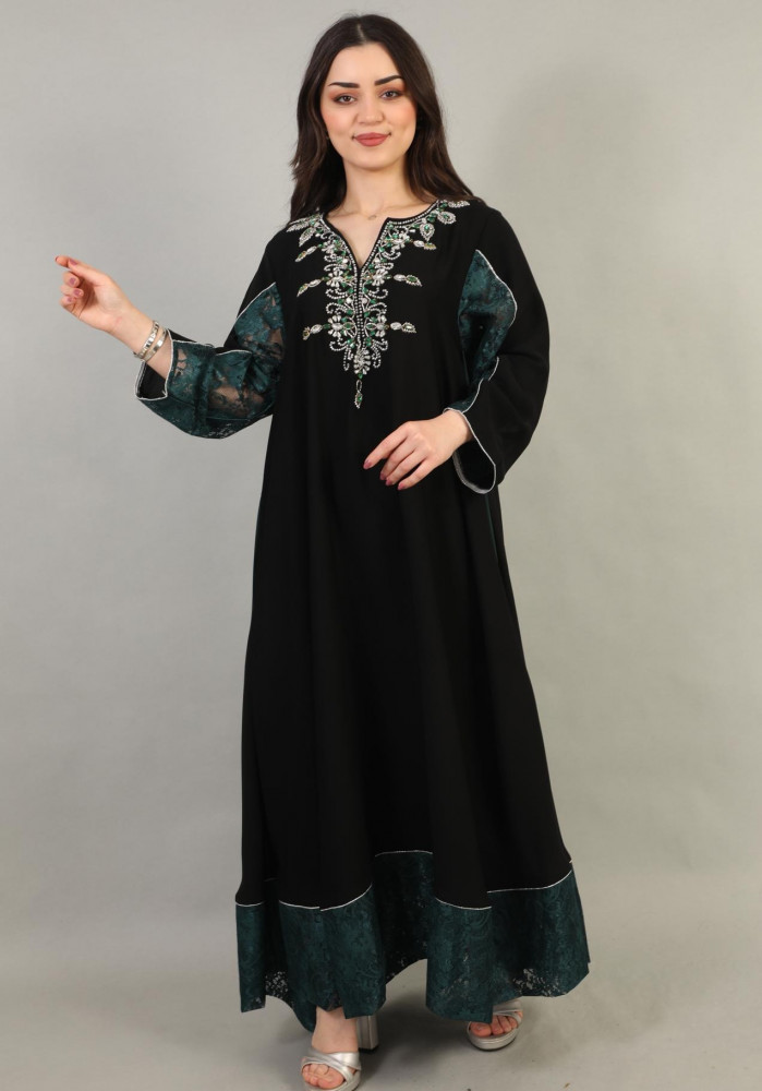 جلابية نسائية سوداء بتطريزات مميزة على الصدر وياقة V