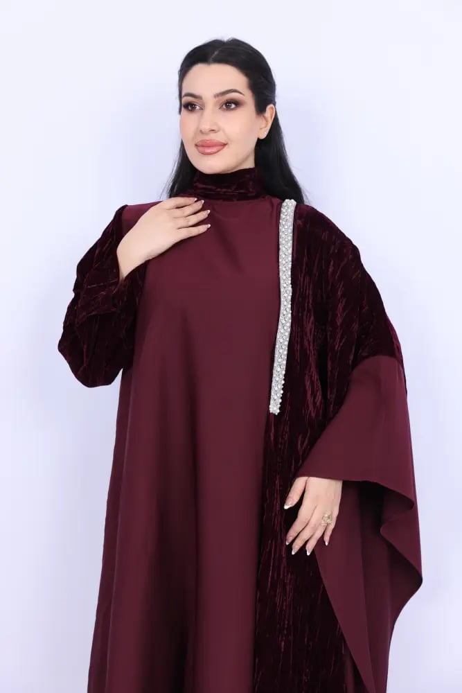 جلابية كريب عنابي بكم جناح ومخمل مطرّز باللؤلؤ