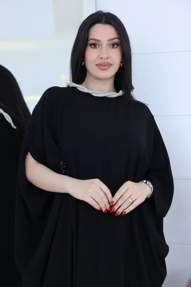 فستان سادة مزين بطوق الماس على الياقة وفصوص على كسرة الخصر - اسود