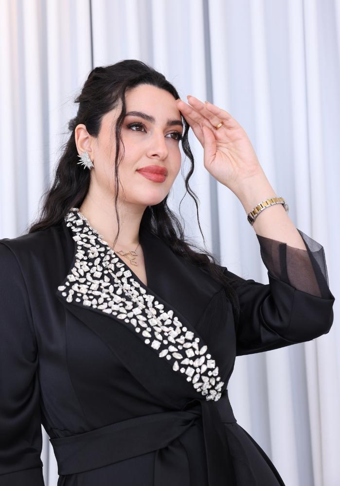 صورة توضح تفاصيل التطريز اليدوي الفاخر على الياقة والقصة الانسيابية لل