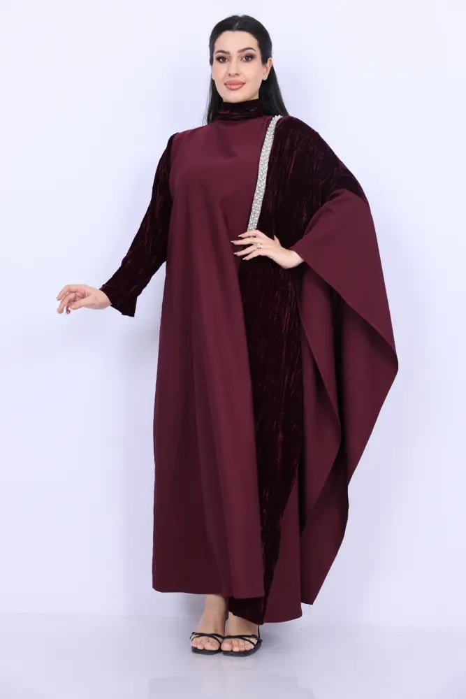 جلابية كريب عنابي بكم جناح ومخمل مطرّز باللؤلؤ