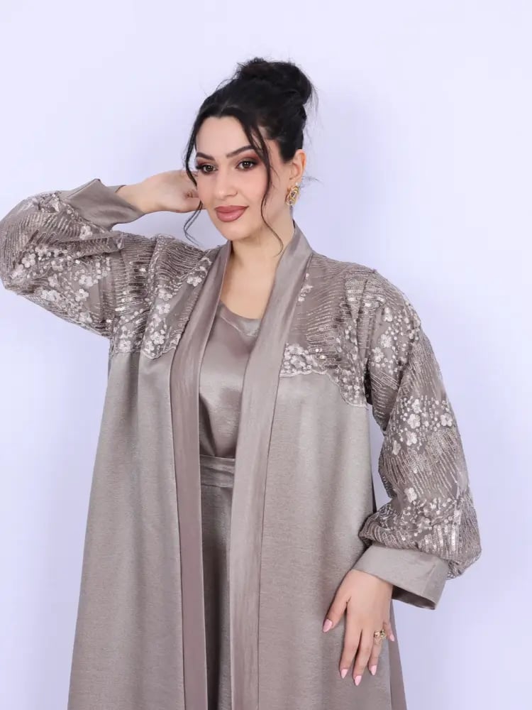 عباية سهرة مفتوحة ساتان بتطريز ورود على الأكمام والذيل – بيج | مع فستان داخلي
