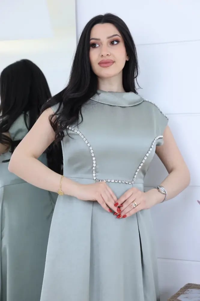 Crumb dress with half sleeves decorated with hand embroidery on the chest and shoulder - Tiffany