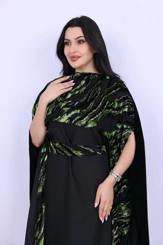 جلابية بشت استقبال كريب أسود زيتي بكاب مخمل زيبرا زمردي ومذهب