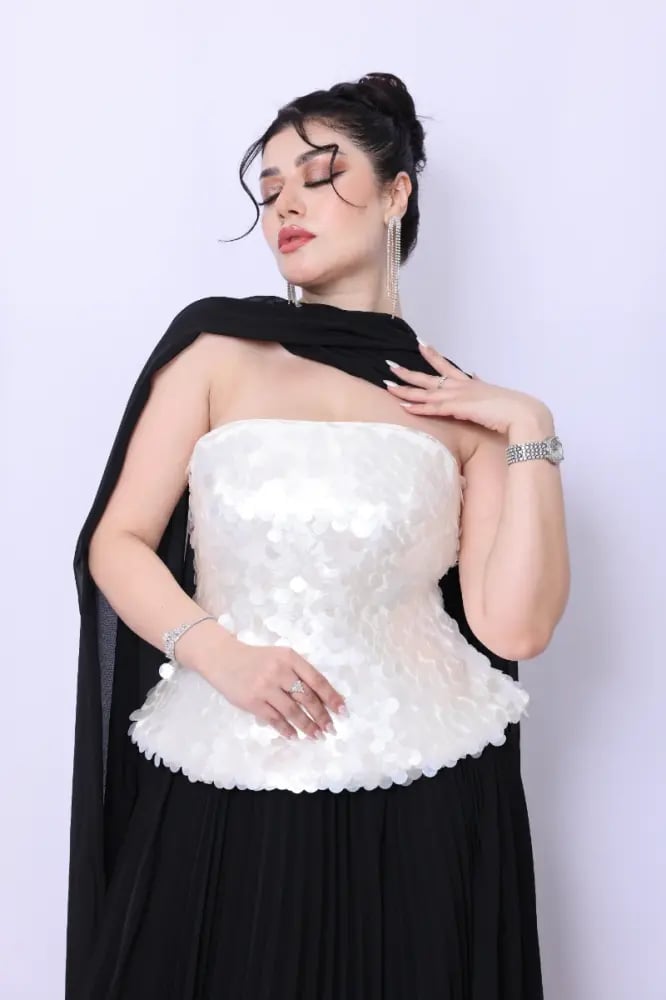 فستان سهرة أسود بترتر فاخر ووشاح ملكي