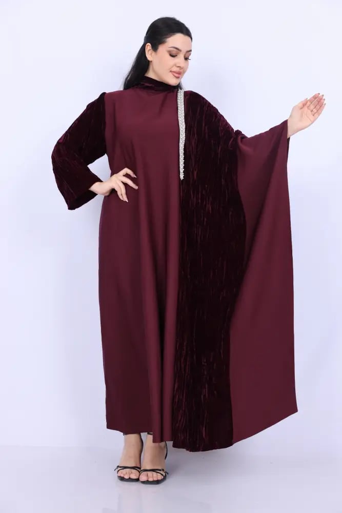 جلابية كريب عنابي بكم جناح ومخمل مطرّز باللؤلؤ