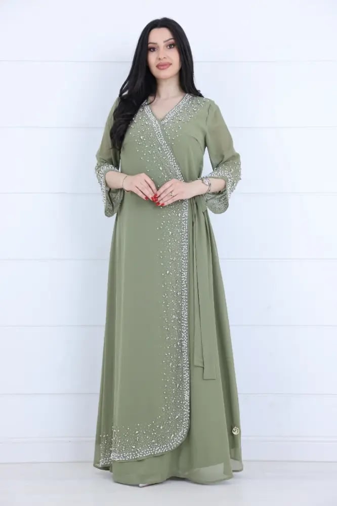 فستان كريب شيفون لف مزين بشك يدوي لؤلؤ فاخر على الصدر والاكمام - زيتي