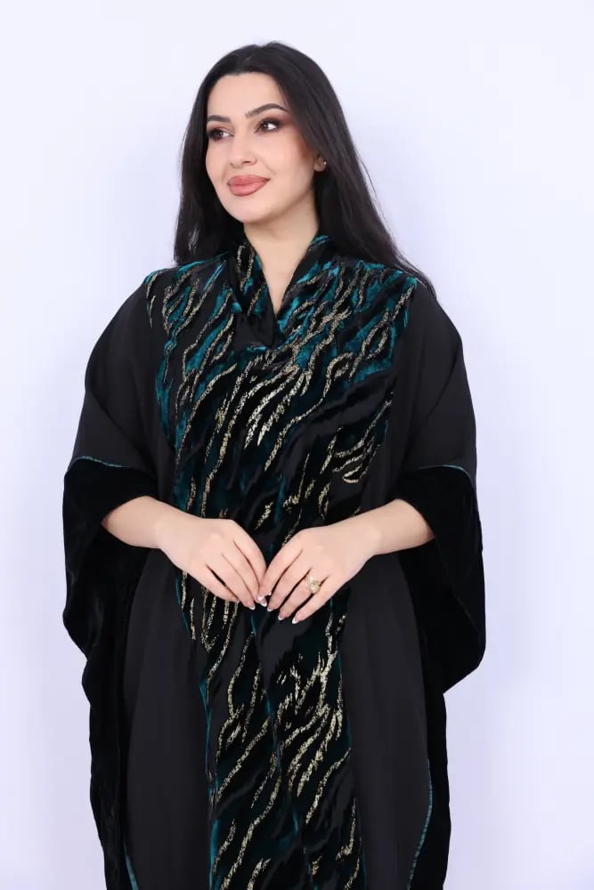 جلابية استقبال مخمل أسود بنقشة زيبرا ذهبية وتيفاني زمردي