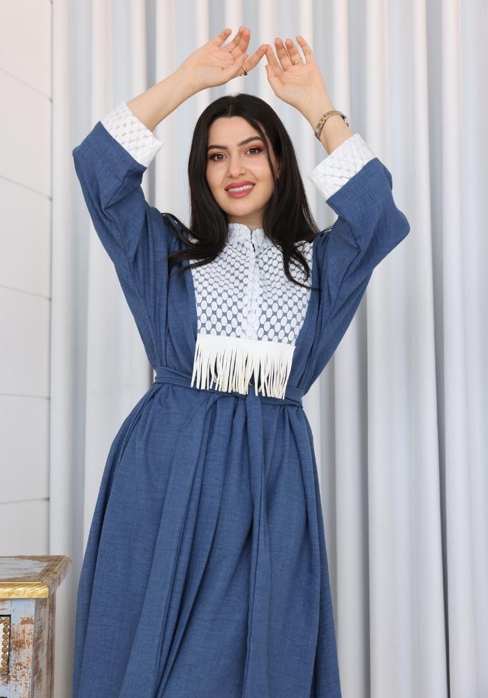 فستان كحلي سادة مزين بشبك اسود على الصدر مع هدب جلد مع حزام للخصر