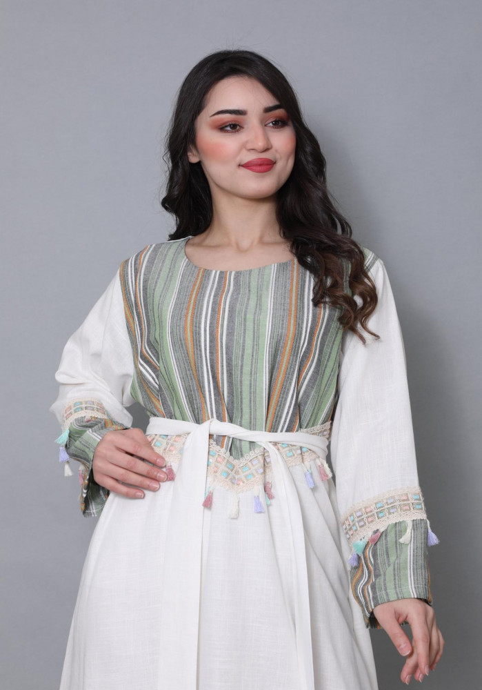 جلابية نسائية بيضاء بأهداب ملونة وحزام للخصر