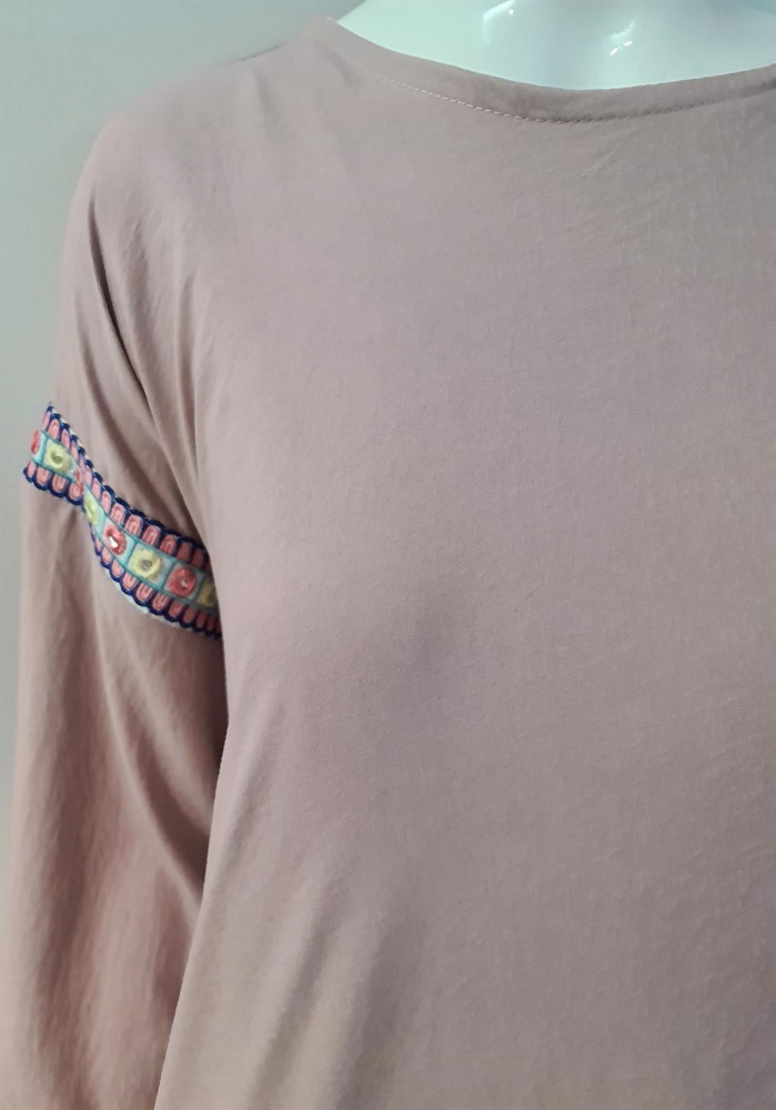 جلابية نسائية صيفي بأكمام واسعة مزينة بالشراشيب الملونة