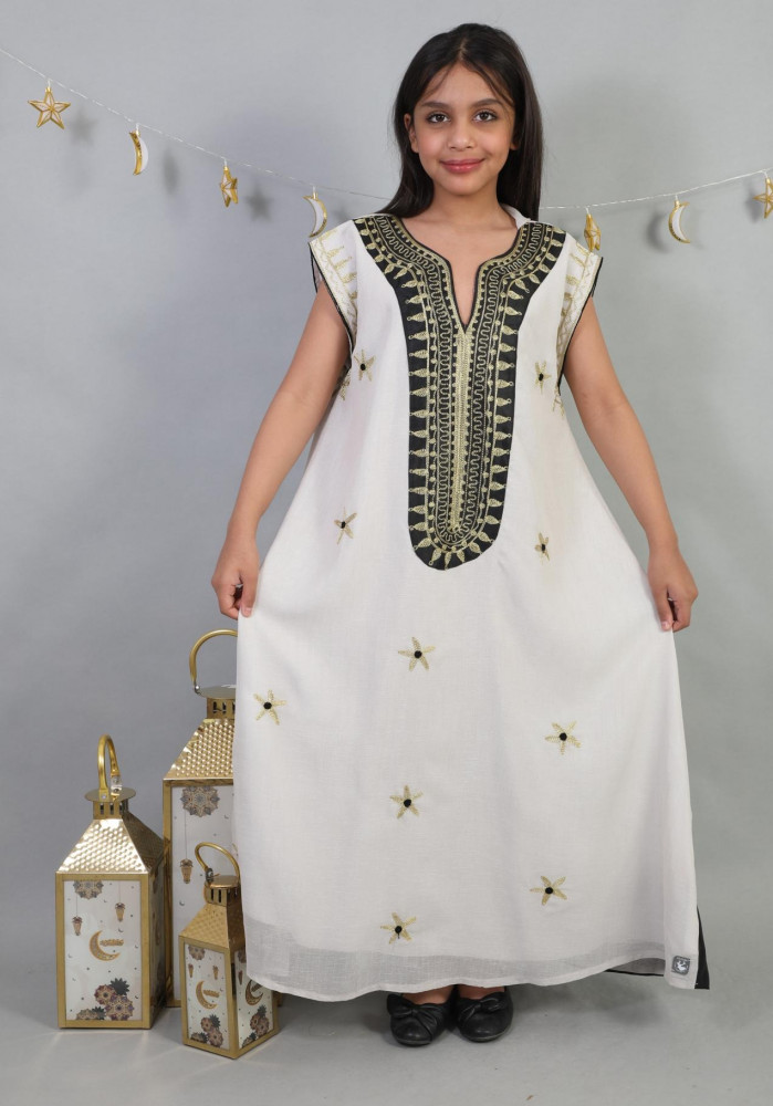 Girls' summer dress with cape sleeves and decorated collar