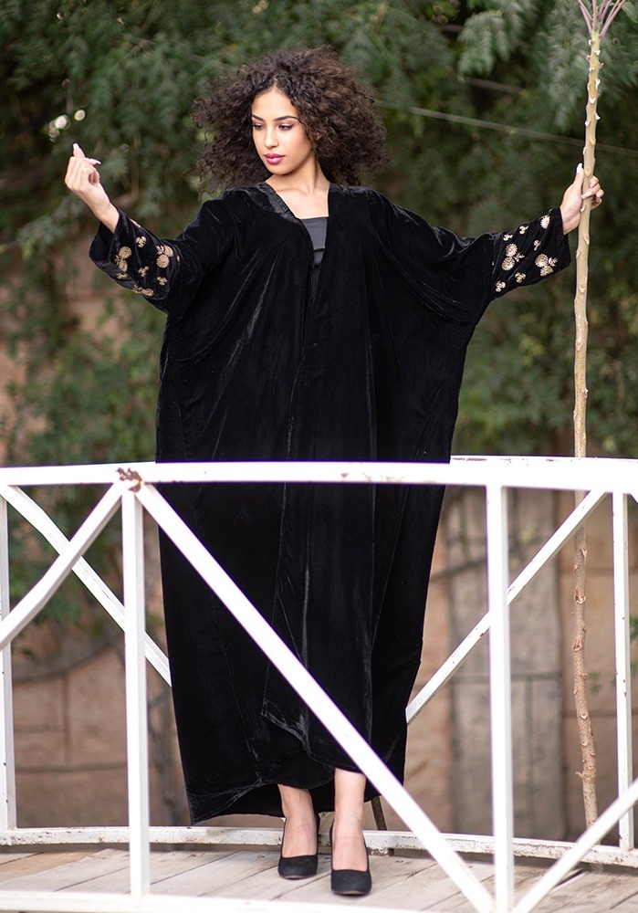 تعرفي على البشت الشتوي بخامة الفيلفيت المزين بشك لامع تسوقي الان