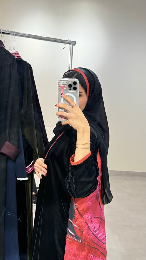 عباية مخمل جاكار احمر H4