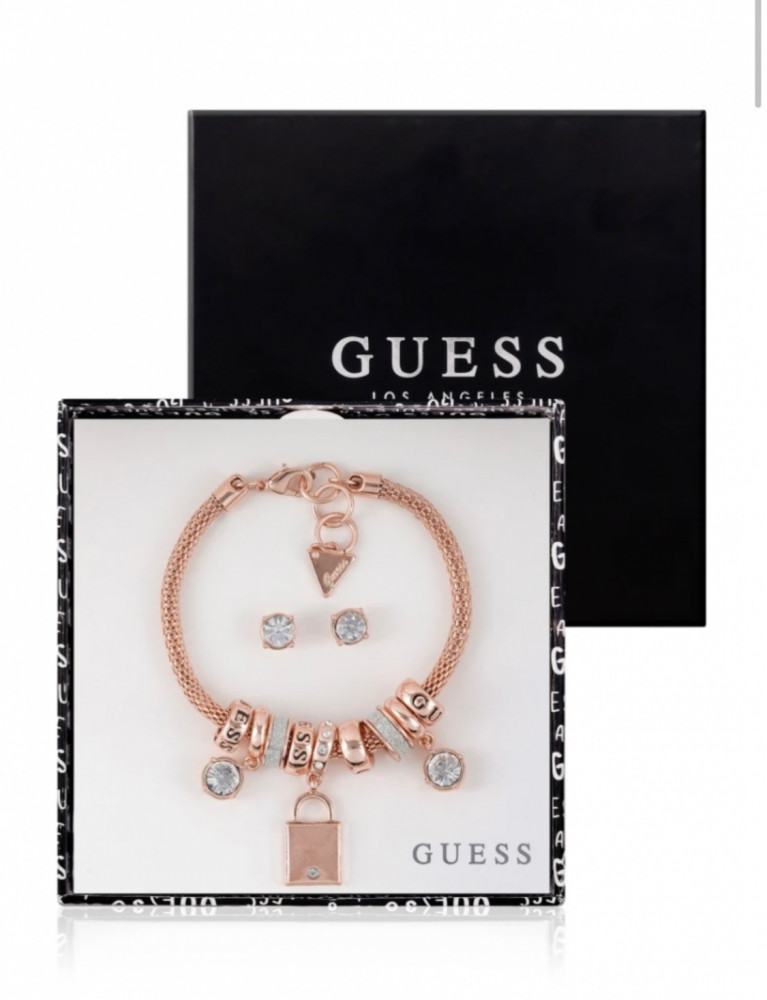 طقم اكسسوارات من Guess