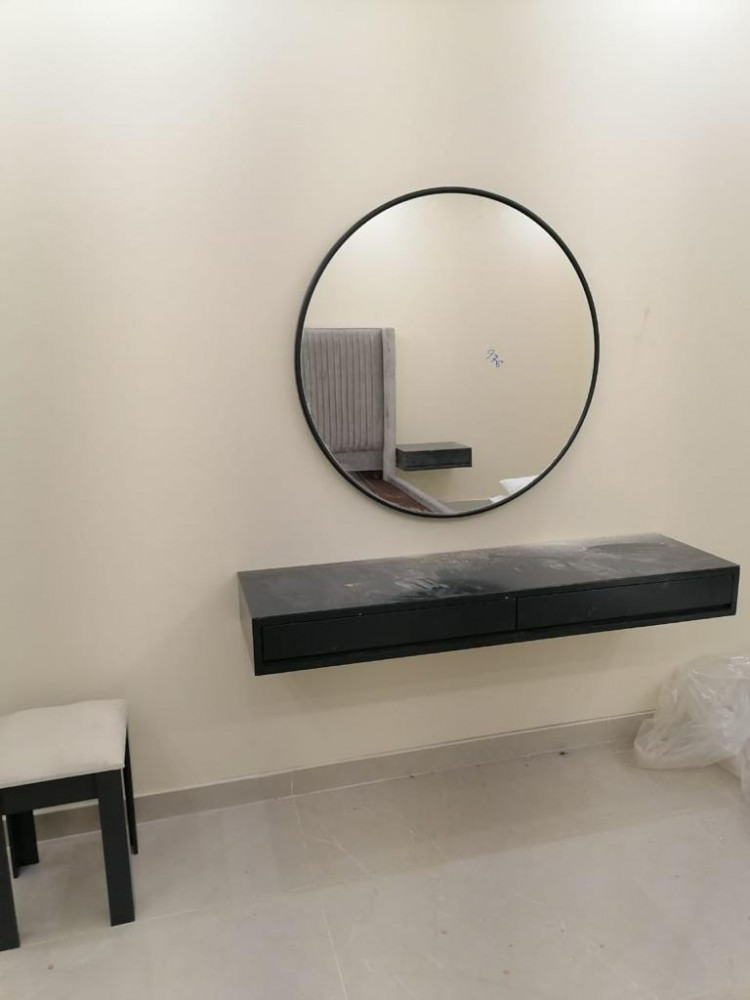 غرفه نوم مكونه من 6 قطع دولاب سته باب وسرير 200*200 وتسريحه واثنين كمدينه وشفرينه 5 درج  وكرسي تسريحه  خشب تيلندي صبغ ناري  ضمان خمس سنوات