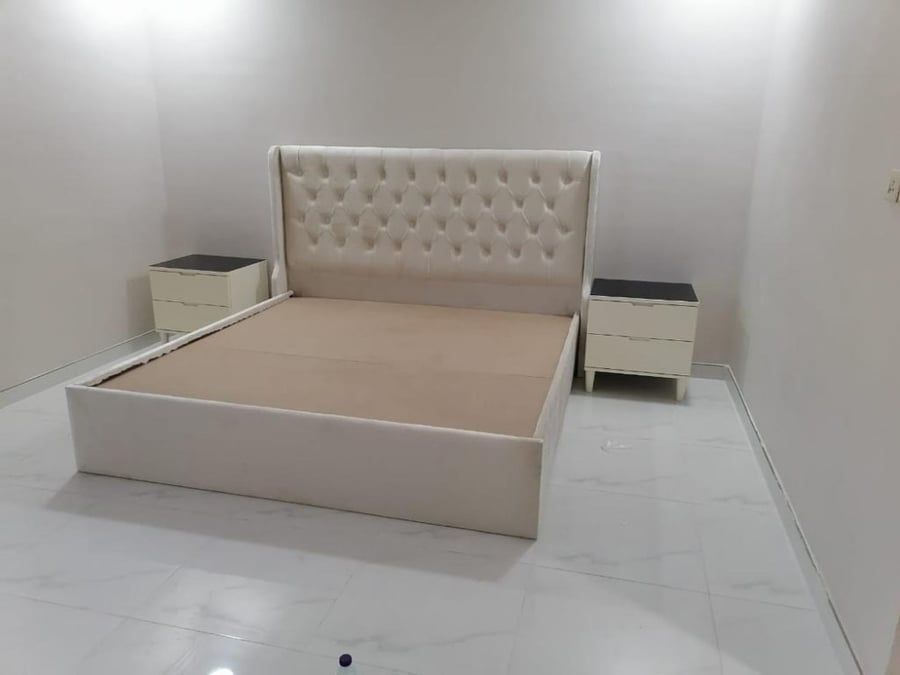 غرفه نوم مكونه من 6 قطع دولاب سته باب وسرير 200*200 وتسريحه واثنين كمدينه وشفرينه 5 درج  وكرسي تسريحه  خشب تيلندي صبغ ناري  ضمان خمس سنوات