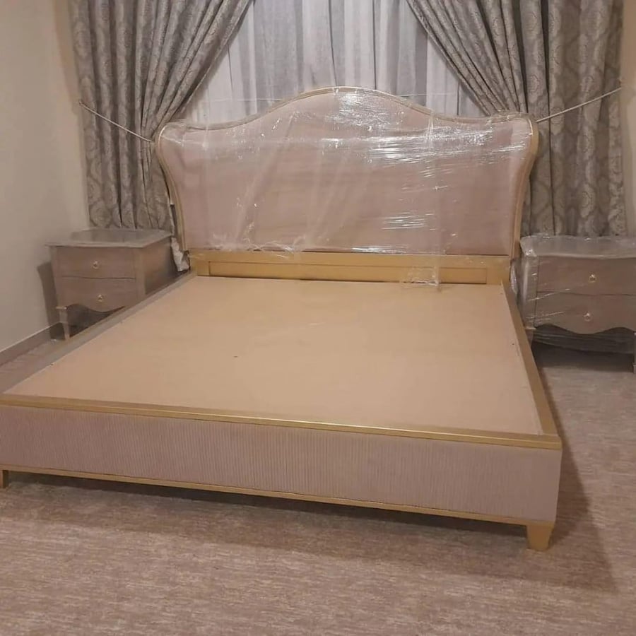 غرفه نوم دولاب زاويه دولاب ادراج خزنه وسرير وتسريحه وعدد 2كمدينه. خشب وطني واللون حسب طلب العميل