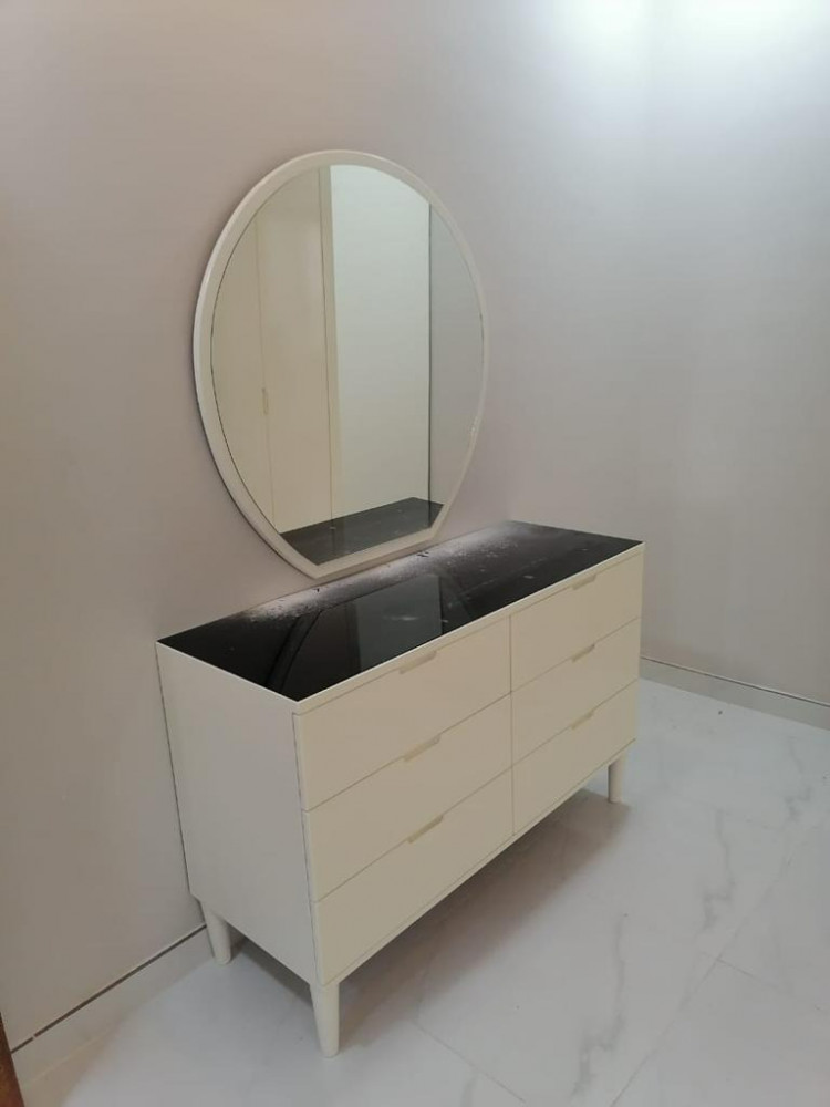 غرفه نوم مكونه من 6 قطع دولاب سته باب وسرير 200*200 وتسريحه واثنين كمدينه وشفرينه 5 درج  وكرسي تسريحه  خشب تيلندي صبغ ناري  ضمان خمس سنوات