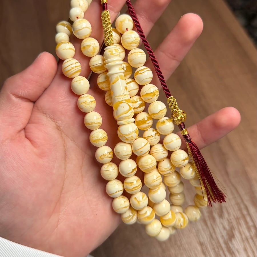 شبيه الكهرمان