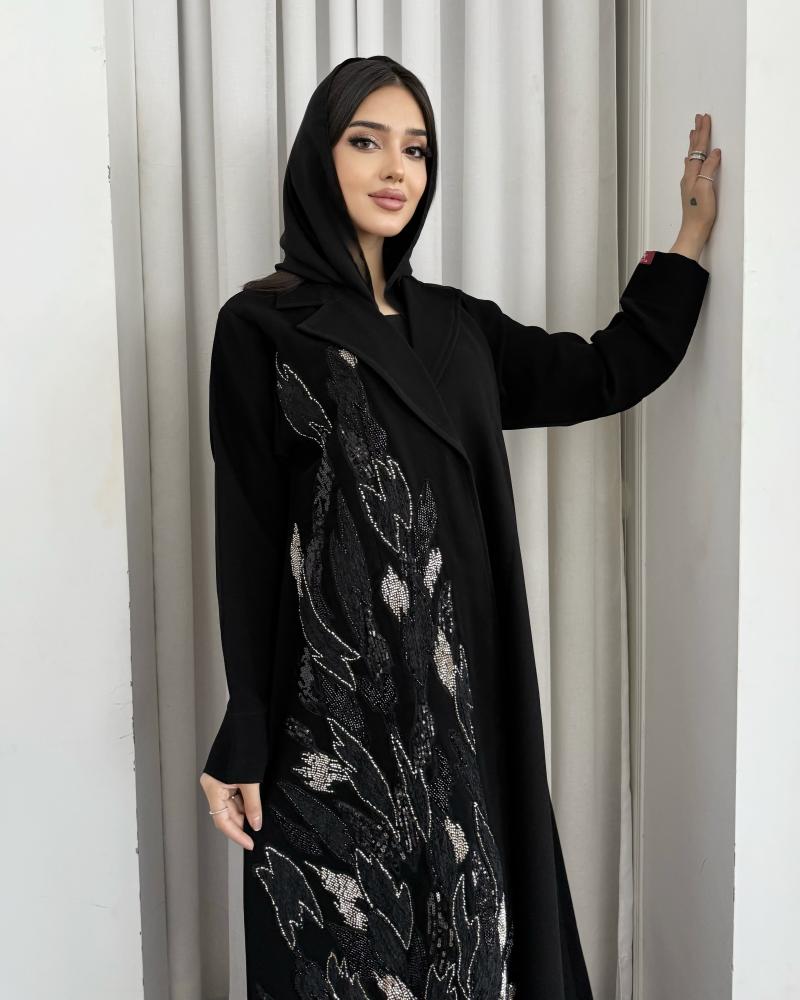 Z404 / قماش كريب كوبرا مع كلفه خرز وتطريز عالجنب وياقه