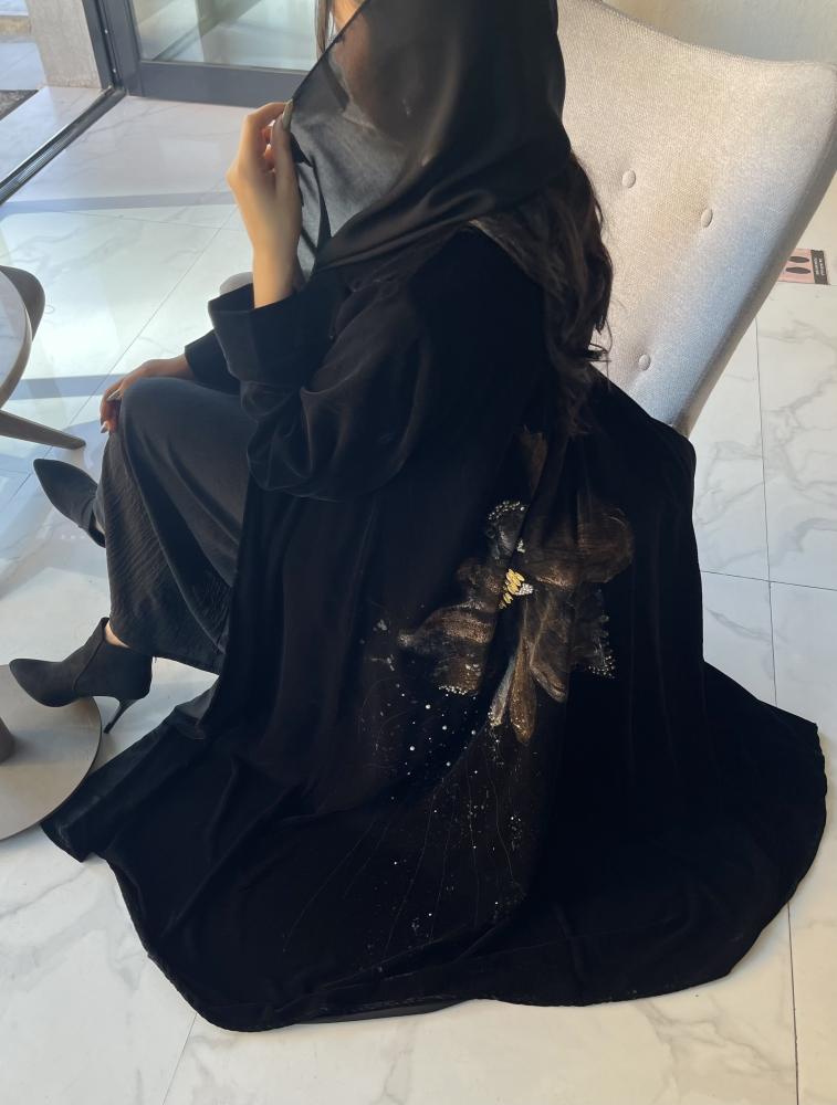 Z221 / قماش مخمل اسود مع ياقه ورسم يدوي بالخلف