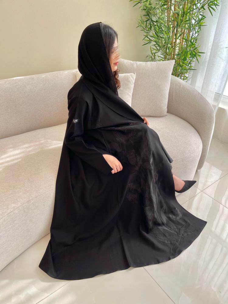 Z258  / قماش كريب مينيمات وتطريز كمبيوتر اسود عالجنب