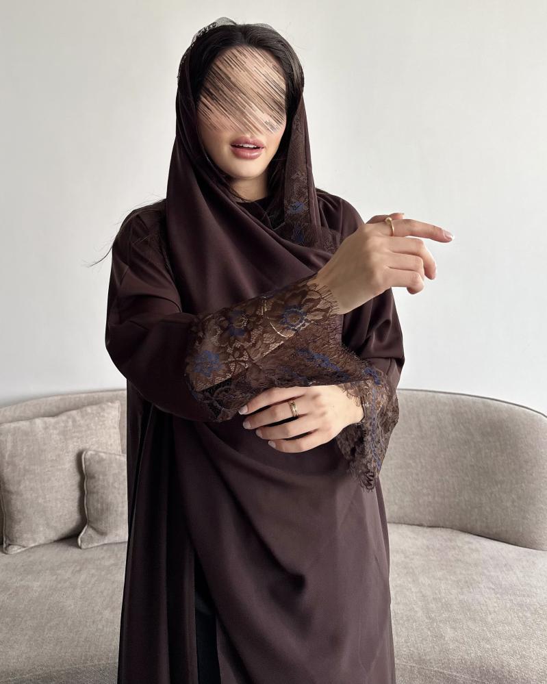 Z382 / قماش كريب ناعم بني مع تدخيلة تانتيل ملون عالكم والطرحة