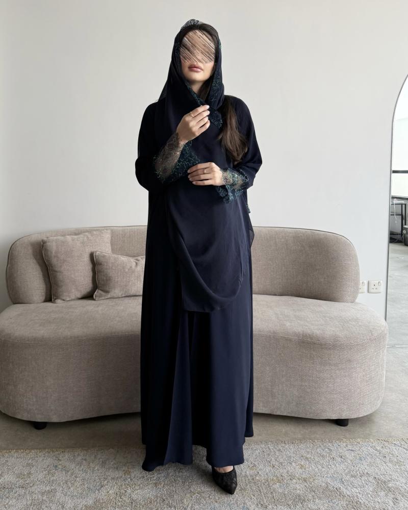 Z383 / قماش كريب ناعم كحلي مع تدخيلة تانتيل ملون عالكم والطرحة