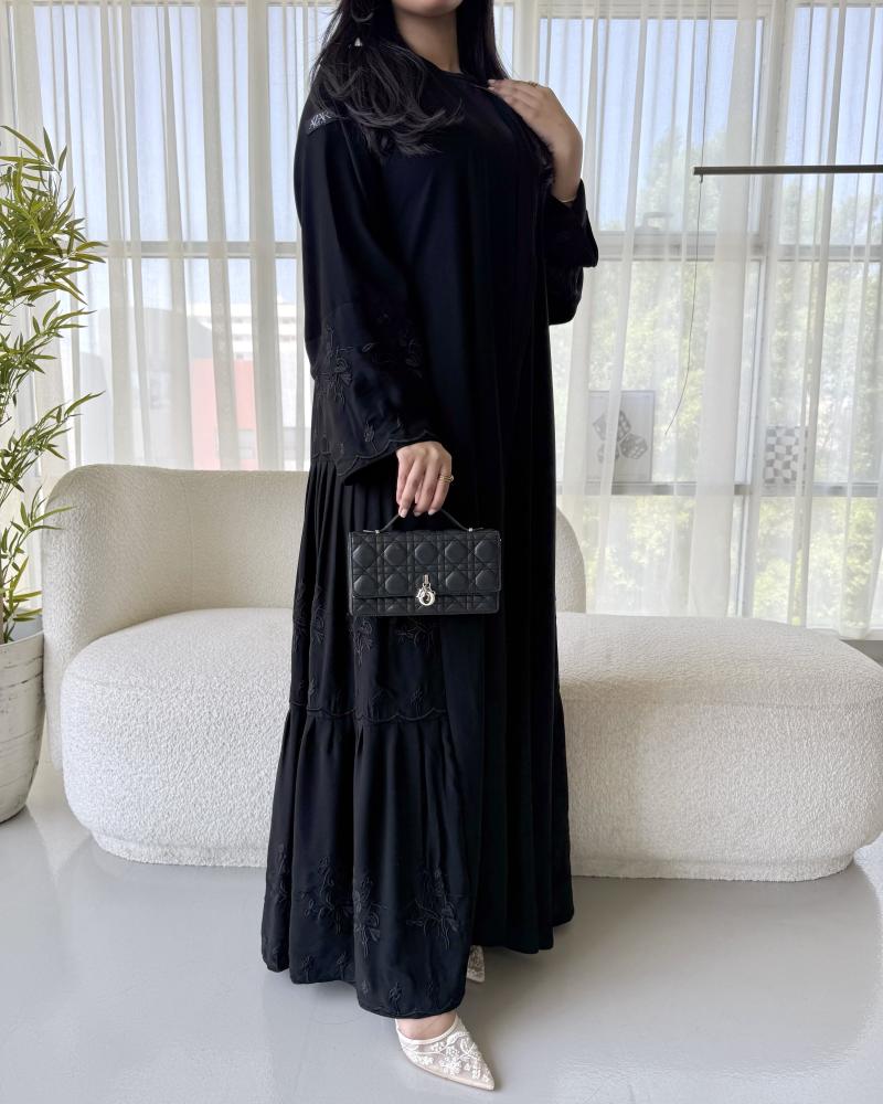 Z335 / crepe cobra fabric and black embroidery on the sleeve and on the side with slits