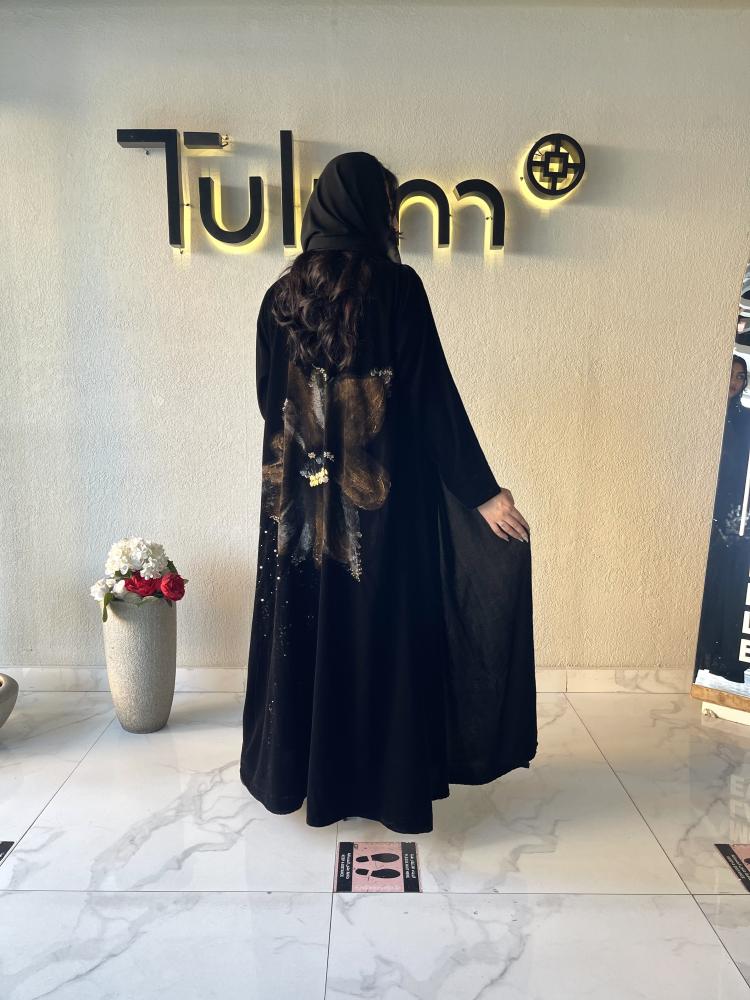 Z221 / قماش مخمل اسود مع ياقه ورسم يدوي بالخلف